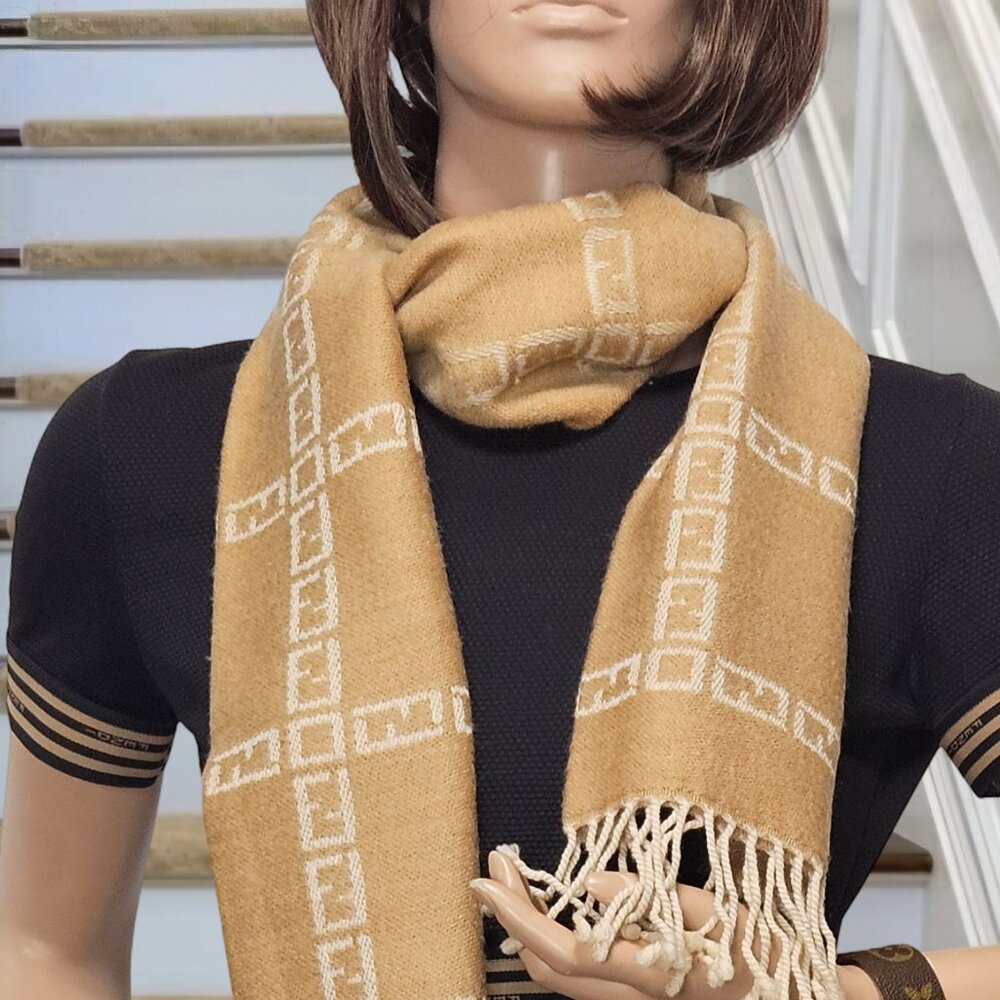 Fendi 𝟏𝟎𝟎% wool muffler/scarf